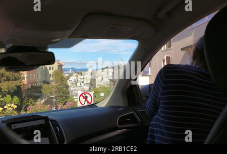 Connu comme la rue la plus tordue dans la section du monde de Lombard Street avec huit virages en épingle à cheveux d'une voiture descendant San Francisco Californie USA Banque D'Images