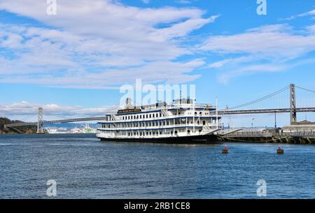 Le bateau à aubes San Francisco Belle à son quai 3 amarrage avec le San Francisco–Oakland Bay Bridge derrière San Francisco California USA Banque D'Images