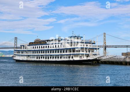 Le bateau à aubes San Francisco Belle à son quai 3 amarrage avec le San Francisco–Oakland Bay Bridge derrière San Francisco California USA Banque D'Images