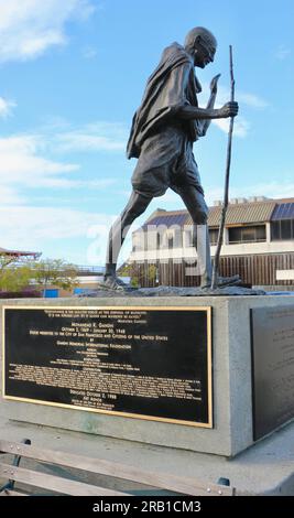 Statue en bronze de Mahatma Gandhi par Zlatko Paunov Gifted Gandhi Memorial International Foundation Ferry Plaza Embarcadero San Francisco Californie États-Unis Banque D'Images