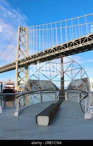 Sculpture d'arc sur une plate-forme de vue pour la caserne flottante 35 avec pompier St Francis et Bay Bridge Embarcadero San Francisco California USA Banque D'Images