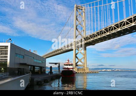 Le Saint Francis Fireboat 3 du San Francisco Fire Department a accosté au quai 22+1⁄2 à côté du Bay Bridge San Francisco California USA Banque D'Images