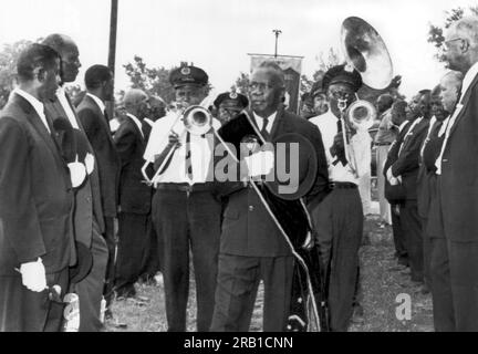 La Nouvelle-Orléans, Louisiane : 1 juin 1961 William 'Baba' Ridgley, l'un des derniers musiciens de jazz d'autrefois, est mis au repos à la Nouvelle-Orléans avec l'accompagnement d'un groupe de jazz slow-shuffling de ses anciens collègues de l'Eureka Jazz Band. Banque D'Images