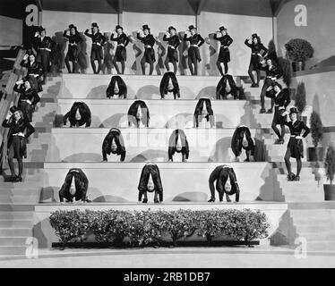 Hollywood, Californie : 1944 Un groupe de jeunes femmes dans une scène acrobatique dans le film "les sensations de 1945". Banque D'Images