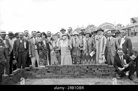 San Francisco, Californie : c. 1915. Une cérémonie impliquant des femmes et des briques à l'exposition internationale Pan Paciific. Banque D'Images