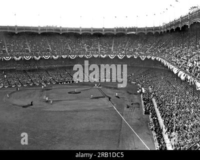 New York, New York : 6 octobre 1937. Des milliers de fans ont vu les Yankees de New York battre les Giants de New York lors du premier match de la série mondiale 1937 au Yankee Stadium. Banque D'Images