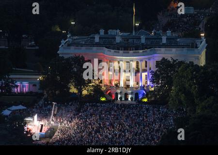 Washington, États-Unis d ' Amérique. 04 juillet 2023. Vue aérienne des célébrations annuelles du jour de l'indépendance avec des militaires actifs et des familles de vétérans, sur la pelouse sud de la Maison Blanche, le 4 juillet 2023 à Washington, DC Crédit : Adam Schultz/White House photo/Alamy Live News Banque D'Images