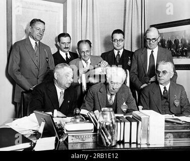 Chicago, Illinois, 1930 cadres de Baseball se réunissent pour planifier les matchs de la série mondiale, ils sont L-R, assis, président de la Ligue nationale John Heydler, commissaire du Baseball juge Kenesaw Landis, président de la Ligue américaine E Bernard, Et debout, William Veeck, président des Chicago Cubs, RJ Schroeder, directeur commercial des Philadelphia Athletics, Thomas Shibe, président des Philadelphia Athletics, William DeWitt, trésorier des St Louis Cardinals et Frank York, président des Brooklyn Dodger. Banque D'Images