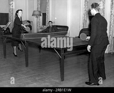 New York, New York : c. 1939. Deux étudiants jouant au ping-pong dans la salle de loisirs de l'Université Columbia. Banque D'Images