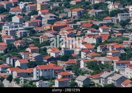 toits de maisons en ardoises ou tuiles en terre cuite en croatie fendue. Banque D'Images