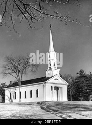 Sudbury, Massachusetts : c. 1958 vue d'une église classique de la Nouvelle-Angleterre en hiver. Banque D'Images