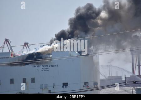 Newark, États-Unis. 06 juillet 2023. Flammes et épaisse fumée noire soufflant du navire Grimaldi Lines. Deux pompiers tués et cinq autres blessés après un incendie de navire au port de Newark à Newark. L'incendie du navire a commencé mercredi soir, le 5 juillet 2023. Et a persisté tout au long de la matinée et de l'après-midi jeudi. Plusieurs véhicules brûlent à bord du navire. Le bureau du procureur du comté d'Essex a repris l'enquête. Crédit : SOPA Images Limited/Alamy Live News Banque D'Images