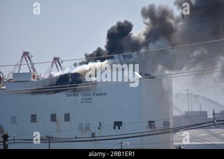 Newark, États-Unis. 06 juillet 2023. Flammes et épaisse fumée noire soufflant du navire Grimaldi Lines. Deux pompiers tués et cinq autres blessés après un incendie de navire au port de Newark à Newark. L'incendie du navire a commencé mercredi soir, le 5 juillet 2023. Et a persisté tout au long de la matinée et de l'après-midi jeudi. Plusieurs véhicules brûlent à bord du navire. Le bureau du procureur du comté d'Essex a repris l'enquête. Crédit : SOPA Images Limited/Alamy Live News Banque D'Images