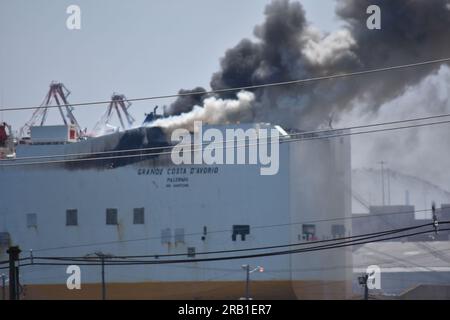 Newark, États-Unis. 06 juillet 2023. Flammes et épaisse fumée noire soufflant du navire Grimaldi Lines. Deux pompiers tués et cinq autres blessés après un incendie de navire au port de Newark à Newark. L'incendie du navire a commencé mercredi soir, le 5 juillet 2023. Et a persisté tout au long de la matinée et de l'après-midi jeudi. Plusieurs véhicules brûlent à bord du navire. Le bureau du procureur du comté d'Essex a repris l'enquête. Crédit : SOPA Images Limited/Alamy Live News Banque D'Images