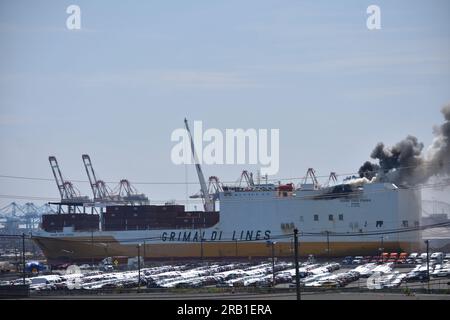 Newark, États-Unis. 06 juillet 2023. Navire Grimaldi Lines englouti dans les flammes. Deux pompiers tués et cinq autres blessés après un incendie de navire au port de Newark à Newark. L'incendie du navire a commencé mercredi soir, le 5 juillet 2023. Et a persisté tout au long de la matinée et de l'après-midi jeudi. Plusieurs véhicules brûlent à bord du navire. Le bureau du procureur du comté d'Essex a repris l'enquête. Crédit : SOPA Images Limited/Alamy Live News Banque D'Images
