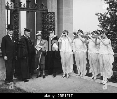 New York, New York : 8 mai 1930 les trompettistes Gloria aident à dédicacer les Alexander Gates au New York University Hall of Fame. Banque D'Images