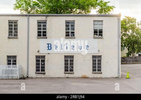 Le mot Believe peint sur le côté d'une église Midtown à nashville, tennessee Banque D'Images