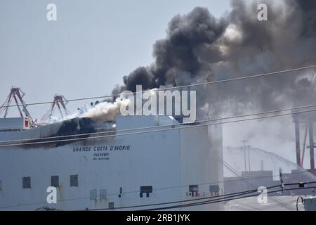 Newark, États-Unis. 06 juillet 2023. Flammes et épaisse fumée noire soufflant du navire Grimaldi Lines. Deux pompiers tués et cinq autres blessés après un incendie de navire au port de Newark à Newark. L'incendie du navire a commencé mercredi soir, le 5 juillet 2023. Et a persisté tout au long de la matinée et de l'après-midi jeudi. Plusieurs véhicules brûlent à bord du navire. Le bureau du procureur du comté d'Essex a repris l'enquête. (Photo de Kyle Mazza/SOPA Images/Sipa USA) crédit : SIPA USA/Alamy Live News Banque D'Images