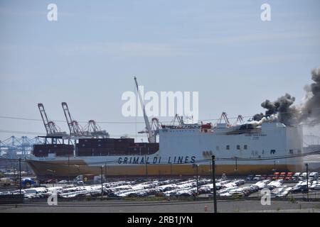 Newark, États-Unis. 06 juillet 2023. Navire Grimaldi Lines englouti dans les flammes. Deux pompiers tués et cinq autres blessés après un incendie de navire au port de Newark à Newark. L'incendie du navire a commencé mercredi soir, le 5 juillet 2023. Et a persisté tout au long de la matinée et de l'après-midi jeudi. Plusieurs véhicules brûlent à bord du navire. Le bureau du procureur du comté d'Essex a repris l'enquête. (Photo de Kyle Mazza/SOPA Images/Sipa USA) crédit : SIPA USA/Alamy Live News Banque D'Images