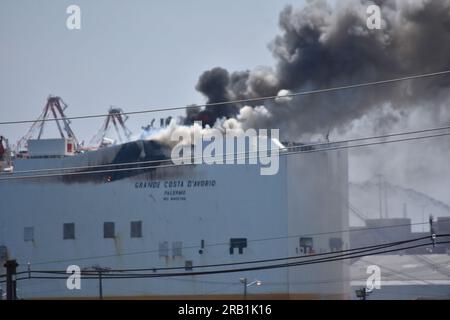 Newark, États-Unis. 06 juillet 2023. Flammes et épaisse fumée noire soufflant du navire Grimaldi Lines. Deux pompiers tués et cinq autres blessés après un incendie de navire au port de Newark à Newark. L'incendie du navire a commencé mercredi soir, le 5 juillet 2023. Et a persisté tout au long de la matinée et de l'après-midi jeudi. Plusieurs véhicules brûlent à bord du navire. Le bureau du procureur du comté d'Essex a repris l'enquête. (Photo de Kyle Mazza/SOPA Images/Sipa USA) crédit : SIPA USA/Alamy Live News Banque D'Images