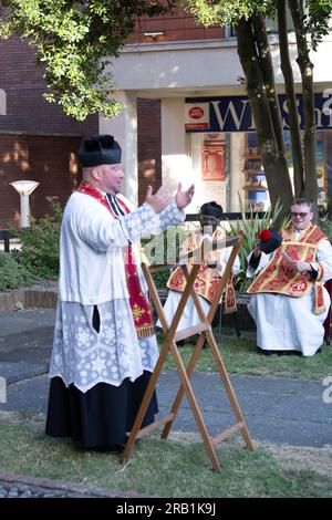 Brentwood Essex 6 juillet 2023 une messe patronale en plein air tenue dans les RUINES DE L'ANCIENNE CHAPELLE DE ST THOMAS A BECKET (première construction 1377) dans Brentwood High Street. Les célébrants étaient le père Mark North, le père Matthew Austin et le père Ossie Trelles Credit : Ian Davidson/Alamy Live News Banque D'Images