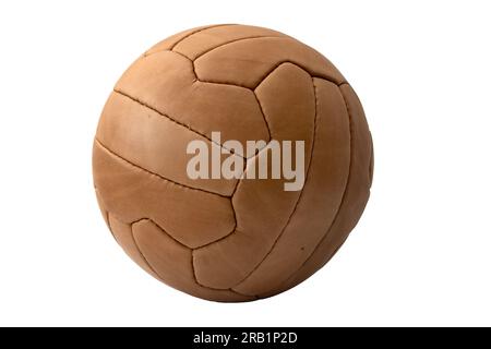 Balle de football en cuir antique isolée sur fond blanc avec concept de découpe de chemin de coupure pour l'athlétisme récréatif, texture de jeu Old-Fashioned, an Banque D'Images