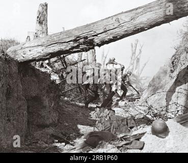 Infanterie britannique parcourant les tranchées allemandes de la ligne Wotan près de Quéant sur le front occidental pendant la première Guerre mondiale vers 1918. Banque D'Images