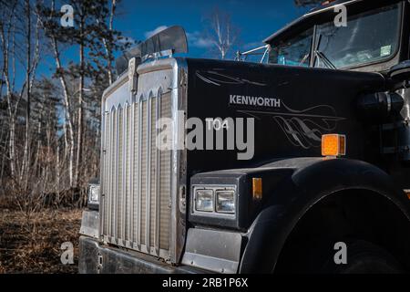 NISSWA, MN – 25 avril 2023 : avant du vieux camion Kenworth en activité en gros plan du côté des conducteurs. Banque D'Images