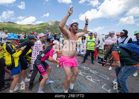 Col du Tourmalet, France, 6 juillet 2023, les fans de cyclisme en fête au sommet du Col du Tourmalet en attendant le Tour de France, étape 6, 145km, Tarbes à Cauterets Cambasque lors de la 110e édition du Tour de France crédit : Nick Phipps/Alamy Live News Banque D'Images