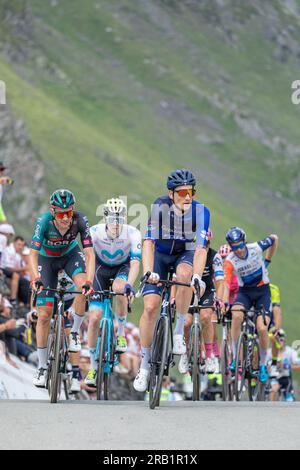 Col de Tourmalet, France, 6 juillet 2023, vue du peloton atteignant le sommet du Col du Tourmalet lors de l'étape 6, 145km, Tarbes à Cauterets Cambasque lors de la 110e édition du Tour de France crédit : Nick Phipps/Alamy Live News Banque D'Images