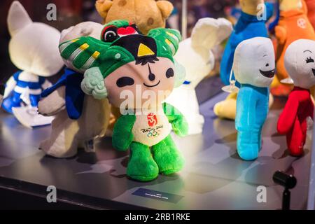 Tartu, Estonie - 10 juin 2023 : poupée mascotte olympique Nini de Pékin 2008. Banque D'Images