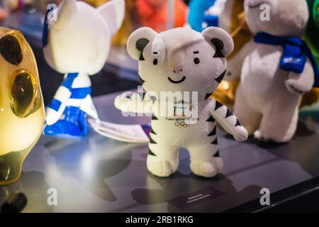 Tartu, Estonie - 10 juin 2023 : poupée mascotte olympique Soohorang de PyeongChang 2018. Banque D'Images