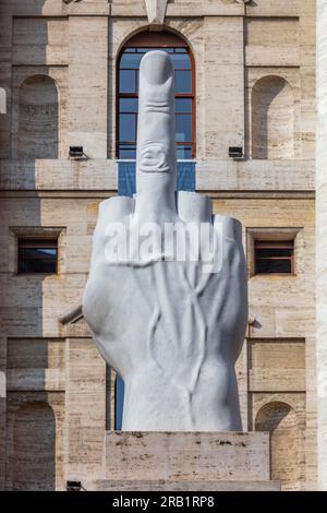 L.O.V.E., 2010, sculpture de Maurizio CattelanPalazzo Mezzanotte, Piazza degli Affari, Milano, Lombardie, Italie Banque D'Images