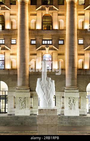 L.O.V.E., 2010, sculpture de Maurizio CattelanPalazzo Mezzanotte, Piazza degli Affari, Milano, Lombardie, Italie Banque D'Images