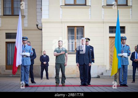 Prague, République tchèque. 06 juillet 2023. Le président tchèque Petr Pavel, au centre, se tient avec le président ukrainien Volodymyr Zelenskyy, à gauche, lors des hymnes nationaux à l'arrivée au château de Prague, le 6 juillet 2023 à Prague, en République tchèque. Crédit : Présidence ukrainienne/Présidence ukrainienne/Alamy Live News Banque D'Images