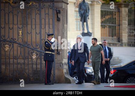 Prague, République tchèque. 06 juillet 2023. Le président tchèque Petr Pavel, à gauche, escorte le président ukrainien Volodymyr Zelenskyy, à droite, à son arrivée au château de Prague, le 6 juillet 2023 à Prague, en République tchèque. Crédit : Présidence ukrainienne/Présidence ukrainienne/Alamy Live News Banque D'Images