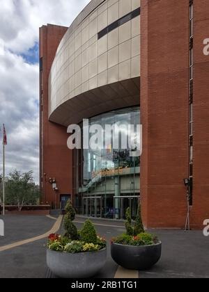 HARROGATE, YORKSHIRE, Royaume-Uni - 02 JUILLET 2023 : entrée au Harrogate Convention Centre avec panneau Banque D'Images