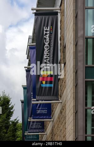 HARROGATE, YORKSHIRE, Royaume-Uni - 02 JUILLET 2023 : pancartes devant le Harrogate Convention Centre Banque D'Images