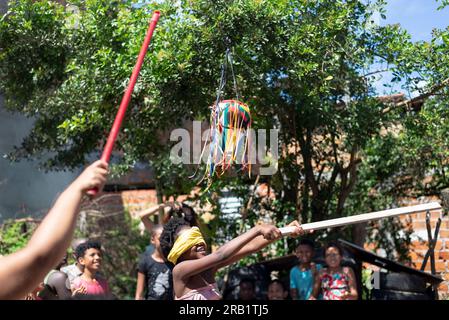 Santo Amaro, Bahia, Brésil - 24 juillet 2022 : les gens sont vus jouer au jeu de casser le pot en céramique pour obtenir les bonbons. Jeu traditionnel à northe Banque D'Images