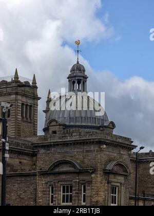 HARROGATE, YORKSHIRE, Royaume-Uni - 02 JUILLET 2023 : vue extérieure du dôme du bâtiment du bain turc Banque D'Images