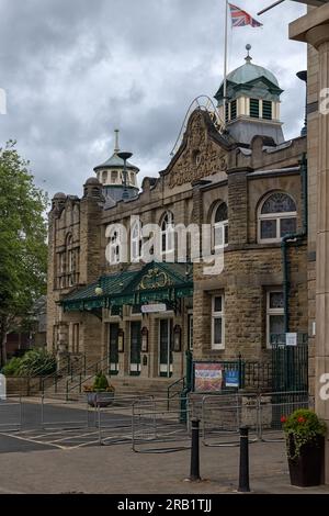 HARROGATE, YORKSHIRE, Royaume-Uni - 02 JUILLET 2023 : vue extérieure du Royal Hall Theatre Banque D'Images