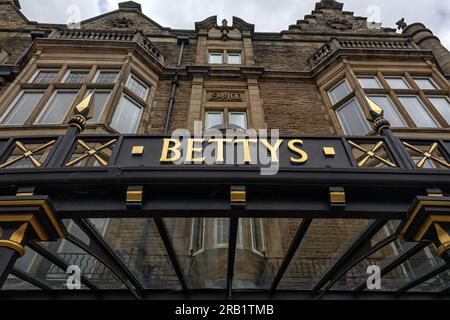 HARROGATE, YORKSHIRE, Royaume-Uni - 02 JUILLET 2023 : panneau au-dessus du restaurant Bettys Tea Room Banque D'Images