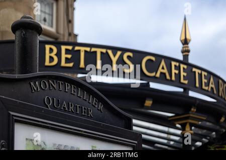 HARROGATE, YORKSHIRE, Royaume-Uni - 02 JUILLET 2023 : panneau au-dessus du restaurant Bettys Tea Room Banque D'Images