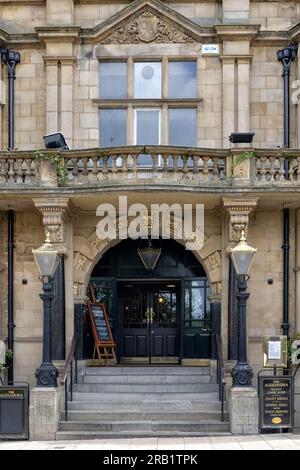 HARROGATE, YORKSHIRE, Royaume-Uni - 02 JUILLET 2023 : vue extérieure du pub Alexandra à Prospect place Banque D'Images