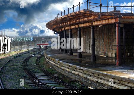 Ancien terminal ferroviaire abandonné pour la jetée de Folkstone et le ferry. Photographié dans une bonne lumière suite à une forte pluie et une tempête de tonnerre. Banque D'Images
