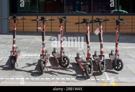 Station de scooters de location VOI à Liverpool Banque D'Images