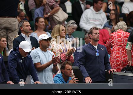 6 juillet 2023 ; All England Lawn tennis and Croquet Club, Londres, Angleterre : tournoi de tennis de Wimbledon ; match en simple masculin, Andy Murray contre Stefanos Tsitsipas ; la femme de Murray Kim Sears Murray approuvera son mari Banque D'Images