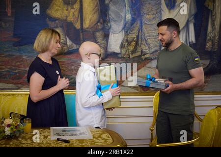 Prague, République tchèque. 06 juillet 2023. Le président ukrainien Volodymyr Zelenskyy, à droite, échange des cadeaux avec l’ukrainien Anton Kotsk, âgé de 14 ans, au centre, au château de Prague, le 6 juillet 2023 à Prague, République tchèque. Kotsk est à Prague depuis mars 2022 pour un traitement médical spécialisé. Crédit : Présidence ukrainienne/Présidence ukrainienne/Alamy Live News Banque D'Images