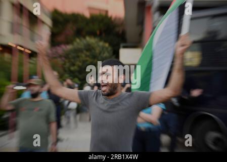 Athènes, Grèce. 6 juillet 2023. Les manifestants crient des slogans contre Israël et les États-Unis et brandissent des drapeaux palestiniens. Des Palestiniens et des gauchistes en solidarité avec eux ont organisé une manifestation devant l'ambassade israélienne au sujet de la récente attaque contre Djénine. (Image de crédit : © Nikolas Georgiou/ZUMA Press Wire) USAGE ÉDITORIAL SEULEMENT! Non destiné à UN USAGE commercial ! Banque D'Images