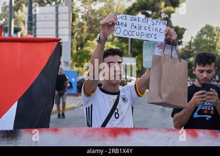 Athènes, Grèce. 6 juillet 2023. Les manifestants crient des slogans contre Israël et les États-Unis et brandissent des drapeaux palestiniens. Des Palestiniens et des gauchistes en solidarité avec eux ont organisé une manifestation devant l'ambassade israélienne au sujet de la récente attaque contre Djénine. (Image de crédit : © Nikolas Georgiou/ZUMA Press Wire) USAGE ÉDITORIAL SEULEMENT! Non destiné à UN USAGE commercial ! Banque D'Images